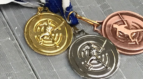 there is a gold medal and silver medal on a metal piste