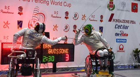 Two para foil fencers in action, one representing GBR and the other Brazil