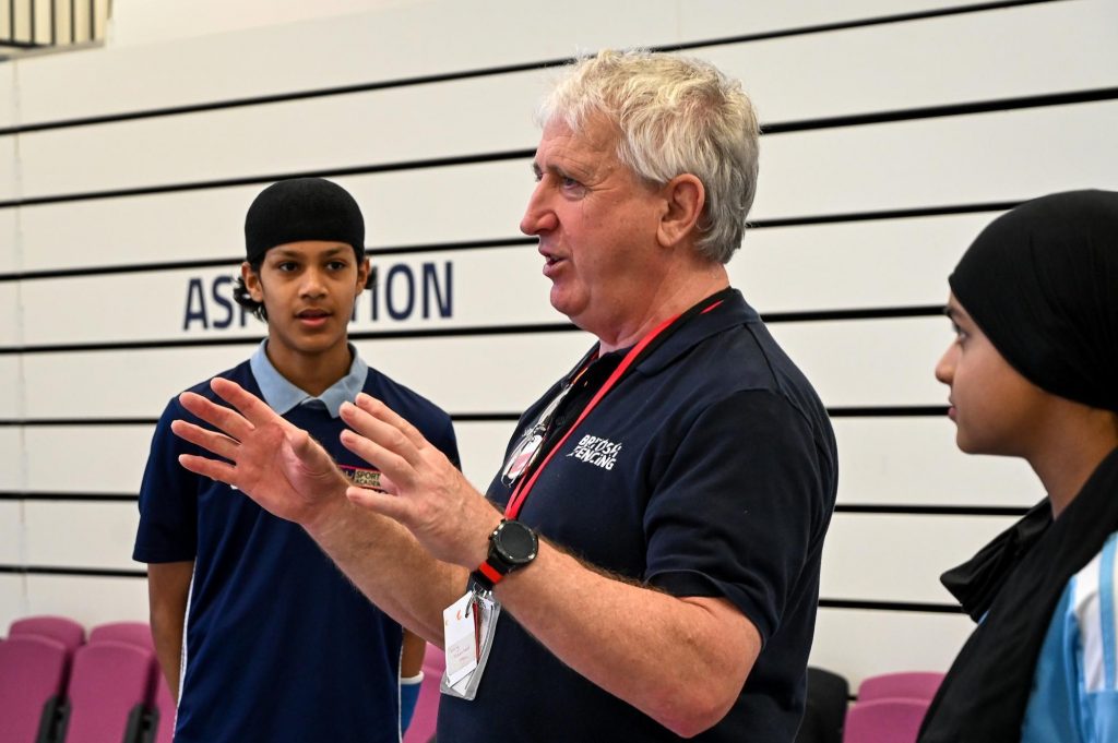 Ev van Gemeren talks to several pupils who are listening to him
