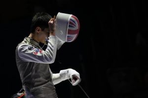 David Sosnov puts on his GBR foil mask